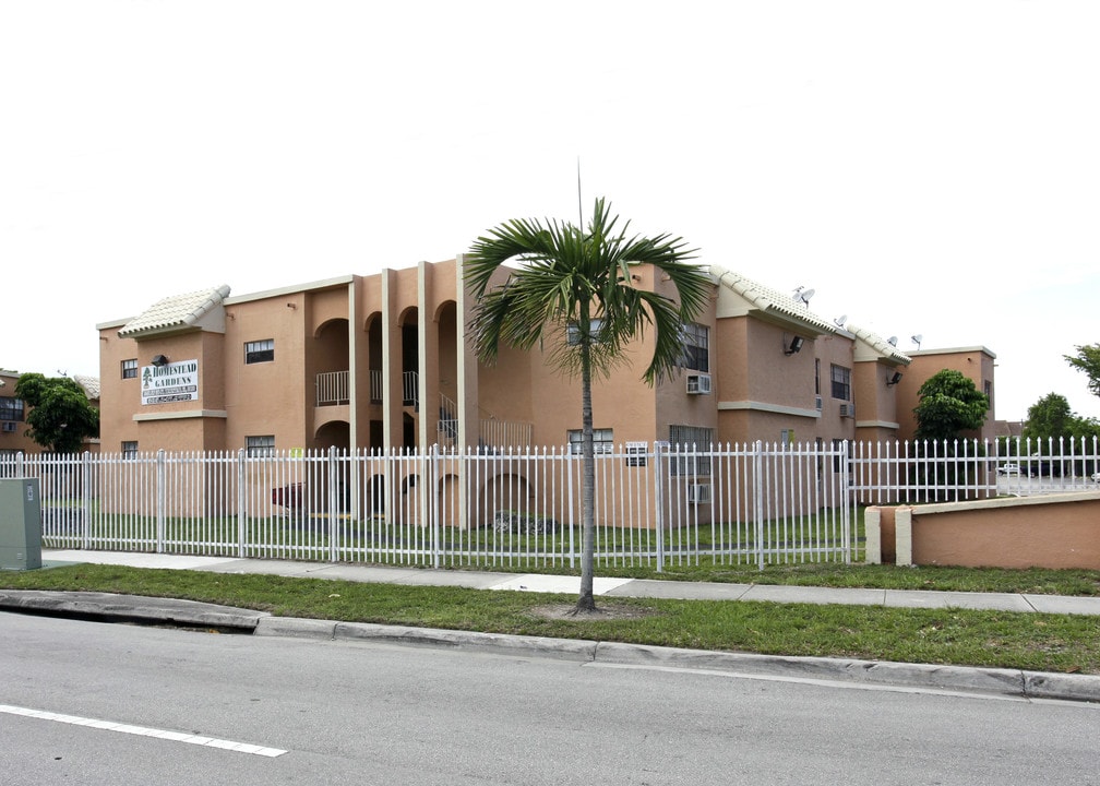 Homestead Gardens in Homestead, FL - Building Photo