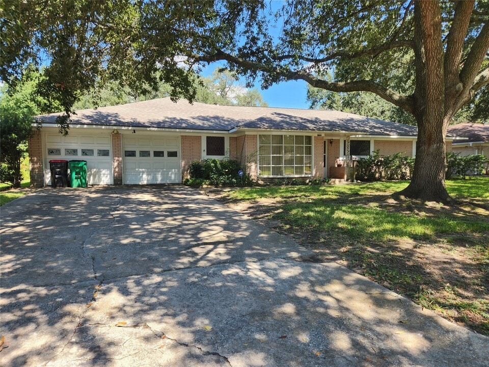 1702 Ivie Lee St in Baytown, TX - Building Photo