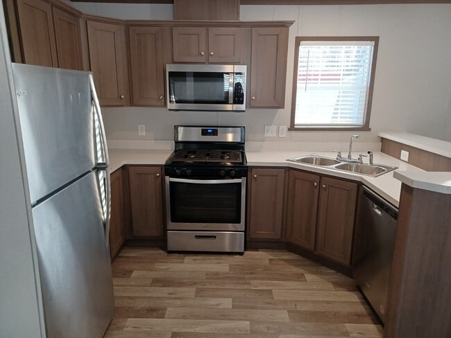 5200 Champagne Dr in Flint, MI - Building Photo - Building Photo
