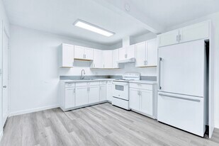 Palm View Village Hawthorne in Hawthorne, CA - Building Photo