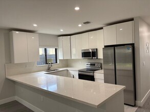 2208 W 5th Way in Hialeah, FL - Foto de edificio - Building Photo