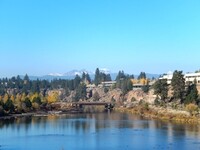 901 SW Theater Dr in Bend, OR - Foto de edificio - Building Photo