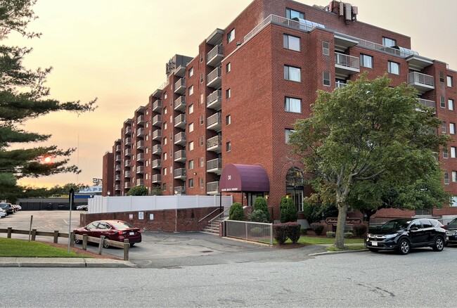 30 Revere Beach Pky, Unit 509 in Medford, MA - Foto de edificio - Building Photo