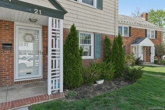21 Bayview Ct in Manhasset, NY - Building Photo - Building Photo