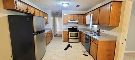 135 Daffodil Dr in Millbrook, AL - Building Photo - Building Photo