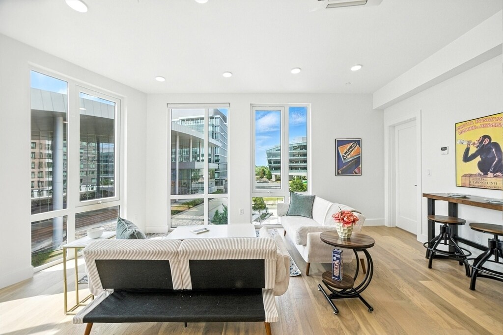 38 Hichborn St in Boston, MA - Building Photo