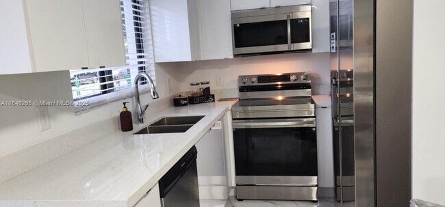 8012 NW 14th Pl in Miami, FL - Building Photo - Building Photo