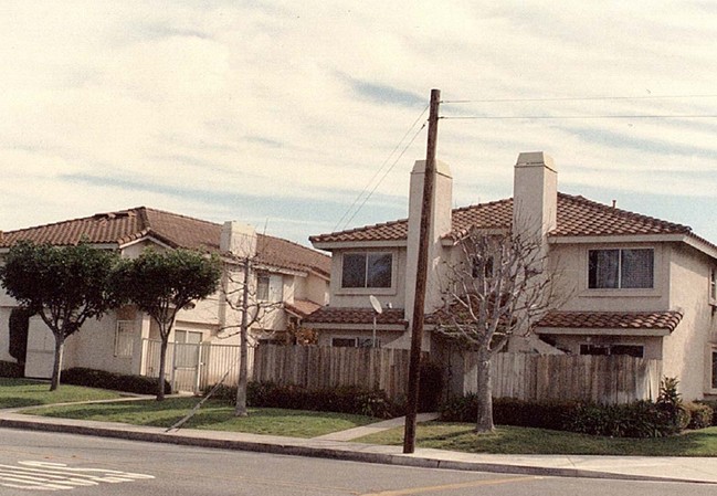 Hamilton Court Apartments in Costa Mesa, CA - Building Photo - Building Photo