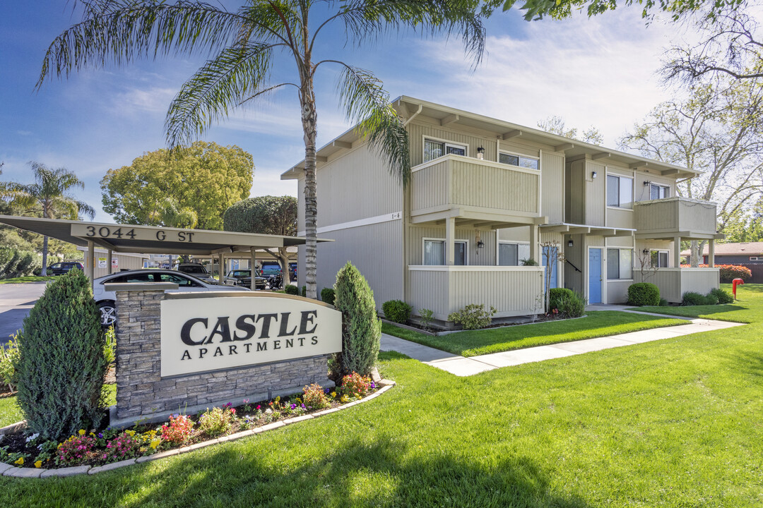 Castle Apartments in Merced, CA - Building Photo