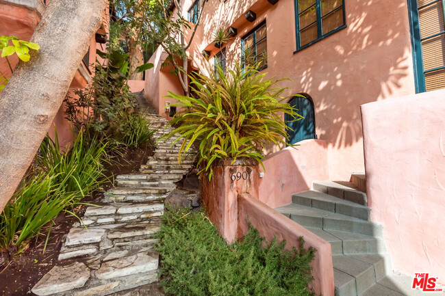 1903 N Orchid Ave in Los Angeles, CA - Foto de edificio - Building Photo