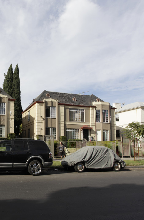 221-225 1/2 S Kenmore Ave in Los Angeles, CA - Building Photo