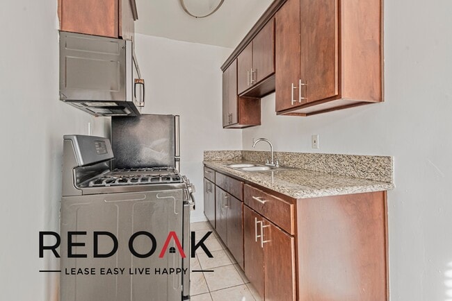 1616 Normandie Ave, Unit 404 in Los Angeles, CA - Foto de edificio - Building Photo