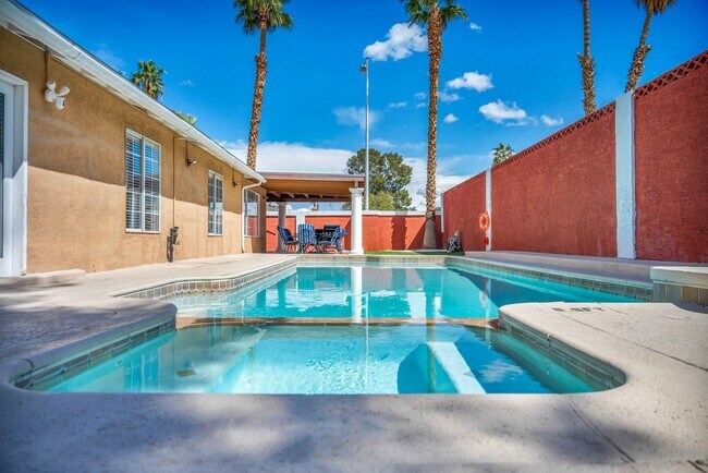 2269 McCoig Ave in Las Vegas, NV - Building Photo - Building Photo