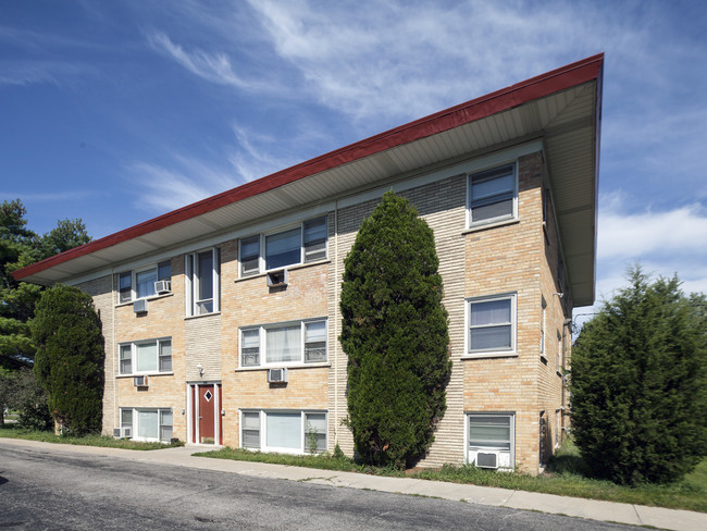 339 E Fullerton Ave in Addison, IL - Foto de edificio - Building Photo