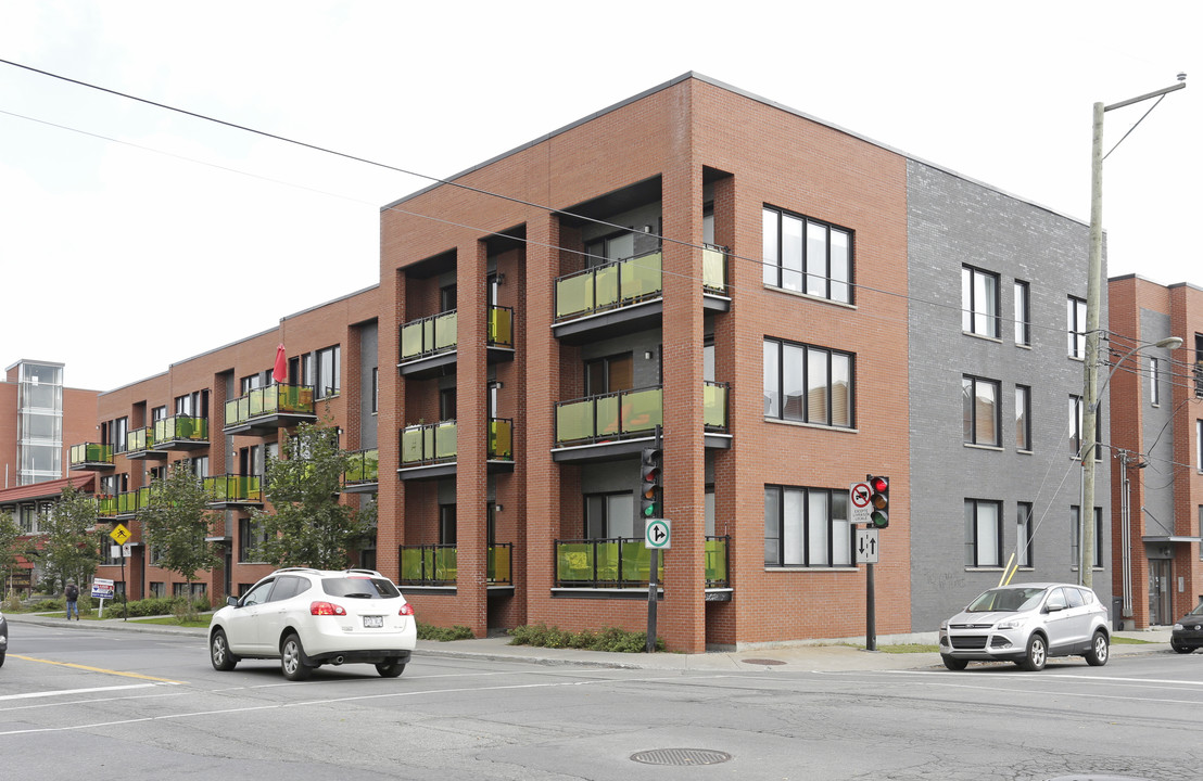 Carrefour Rosemont in Montréal, QC - Building Photo