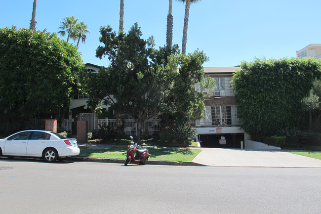 1560 N Laurel Ave in Los Angeles, CA - Foto de edificio - Building Photo