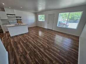 211 McLane Cir in Corning, CA - Building Photo - Building Photo