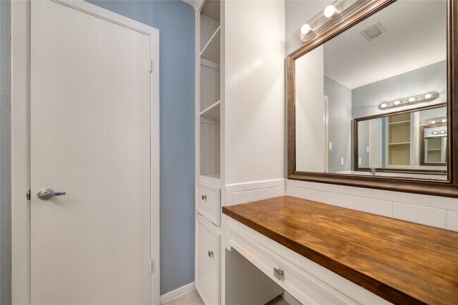 property at 10919 Villa Lea Ln