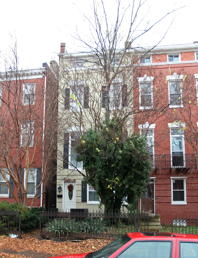 830 Hollins St in Baltimore, MD - Building Photo - Building Photo