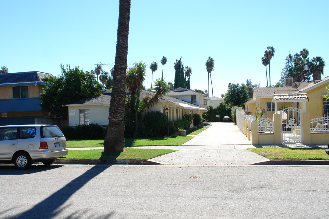 14810 Sylvan St in Van Nuys, CA - Building Photo