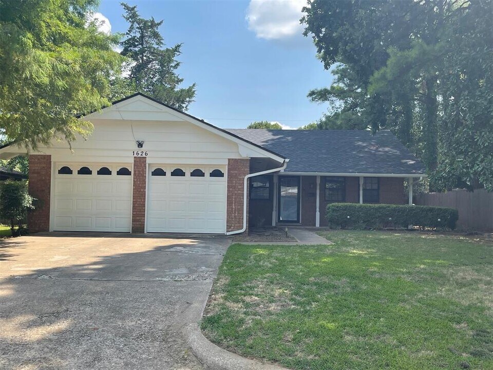 1626 Beverly Hills St in Norman, OK - Building Photo