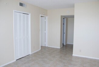 2801 N Palm Aire Dr, Unit 502 in Pompano Beach, FL - Building Photo - Building Photo