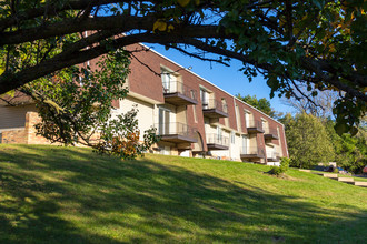 The Village on University in Peoria, IL - Foto de edificio - Building Photo