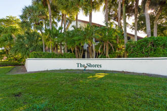 12568 Shoreline Dr in Wellington, FL - Building Photo - Building Photo