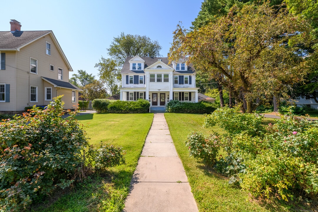 1699 Boulevard in West Hartford, CT - Foto de edificio