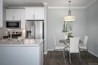 422 Charles Pond Dr in Coram, NY - Foto de edificio - Building Photo