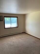 1200 Whispering Hills Ct, Unit 1B in Naperville, IL - Foto de edificio - Building Photo