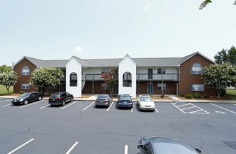 Paladin Apartments in Greenville, NC - Foto de edificio - Building Photo