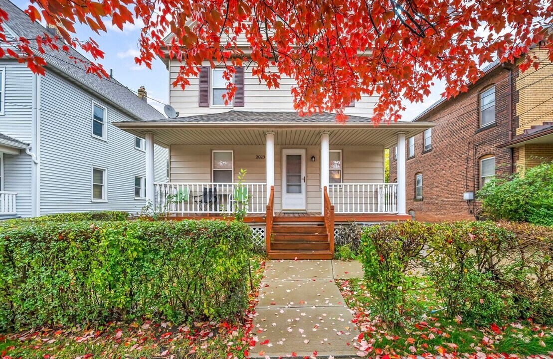 2023 Robin St, Unit Upper in Lakewood, OH - Foto de edificio