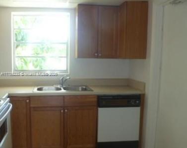 7610 SW 82nd St in South Miami, FL - Building Photo - Building Photo