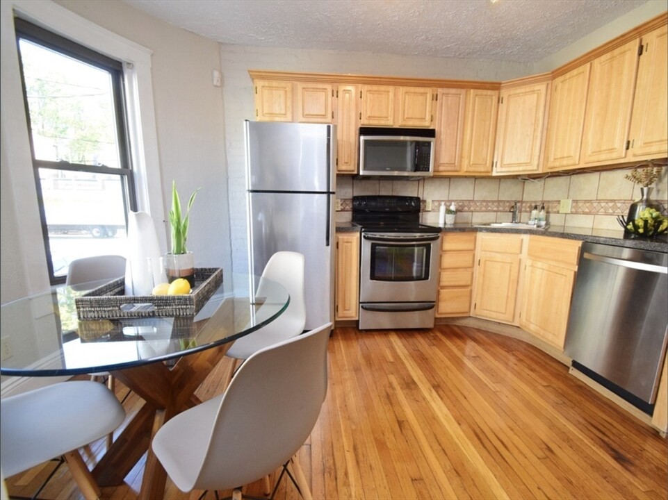 215 Boylston St in Boston, MA - Building Photo