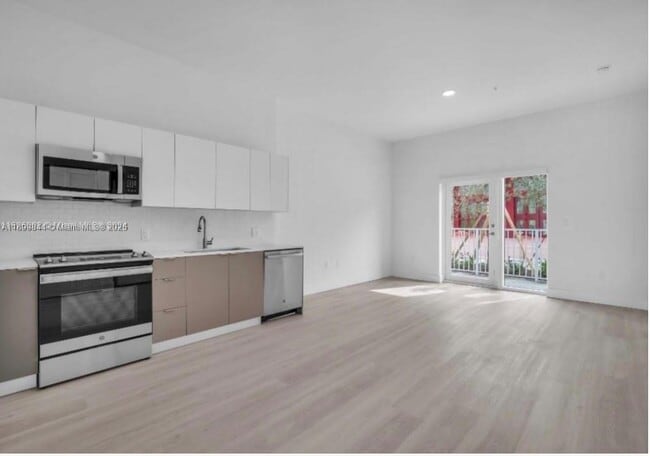 110 Foster Rd in Hallandale Beach, FL - Building Photo - Building Photo