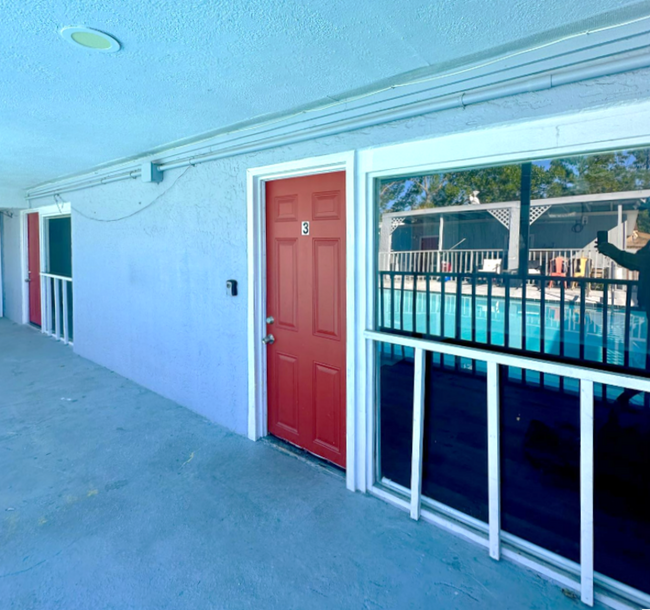 5024 Emerson Ave S in St. Petersburg, FL - Foto de edificio - Building Photo