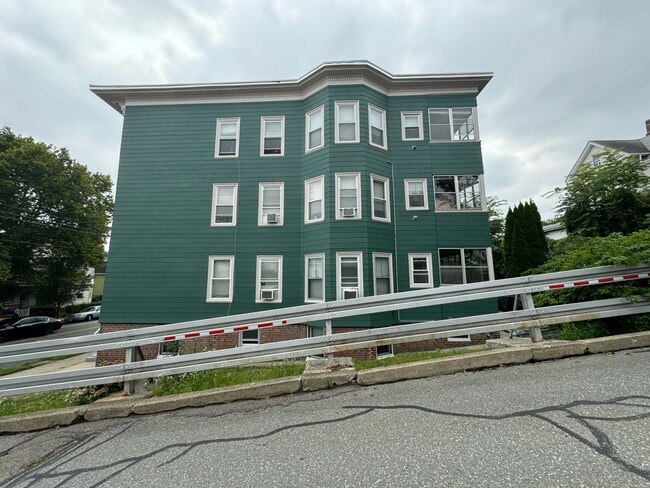 29 Cameron Ave, Unit 3 in Somerville, MA - Foto de edificio - Building Photo