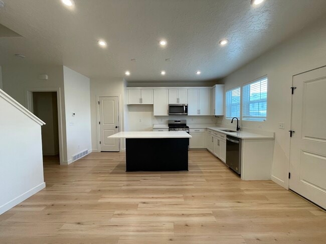 4360 Hurstbourne Dr in Eagle Mountain, UT - Foto de edificio - Building Photo