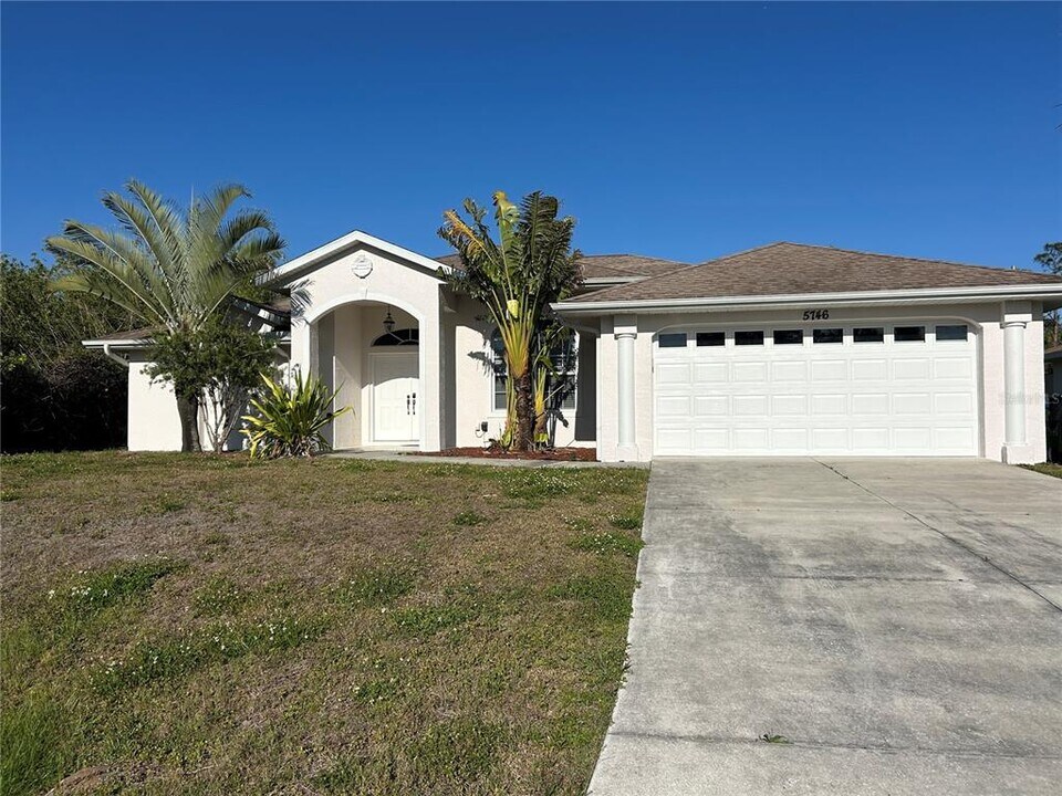 5746 Brickell Dr in North Port, FL - Building Photo