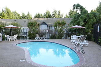 Harbor Pointe Apartments in Gig Harbor, WA - Foto de edificio - Building Photo