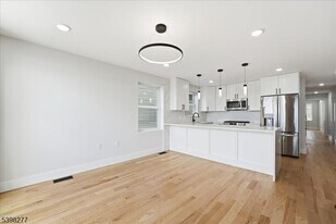 62 Hillside Ave in Newark, NJ - Building Photo