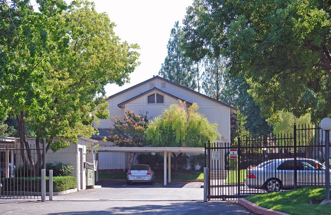 College Oak Townhomes in Sacramento, CA - Building Photo - Building Photo