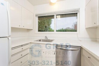 2820-2824 SE Woodward St-Unit -2824 in Portland, OR - Building Photo - Building Photo