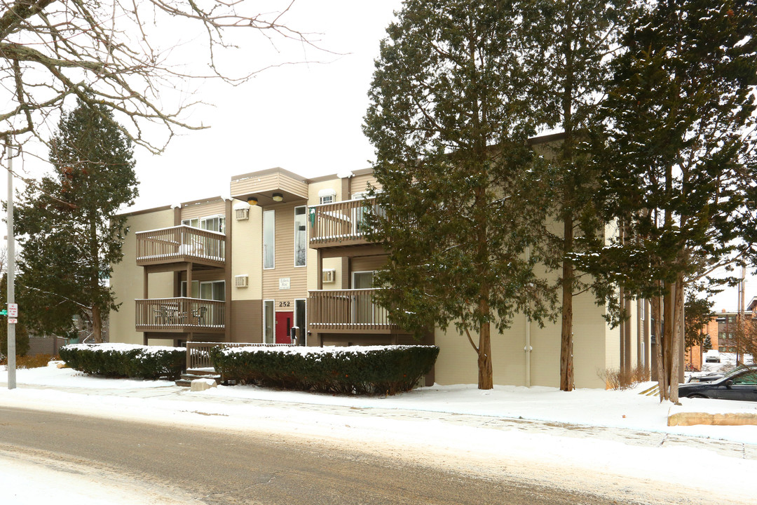 Eden Roc Apartments in East Lansing, MI - Building Photo