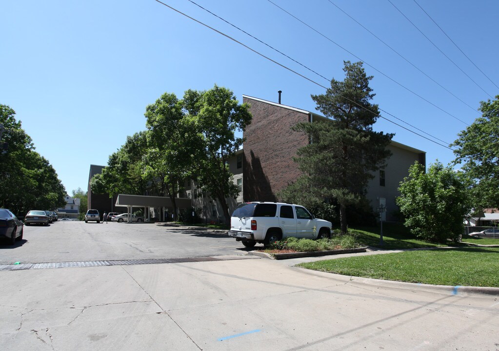 Knightsbridge Apartments in Topeka, KS - Building Photo