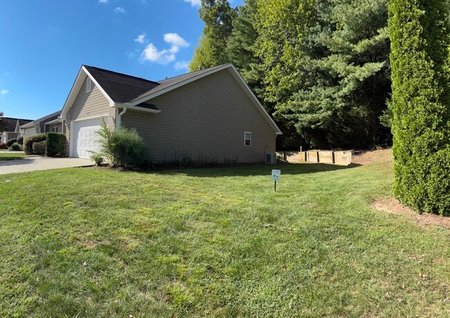 83 Birkshire Way in Fletcher, NC - Building Photo - Building Photo