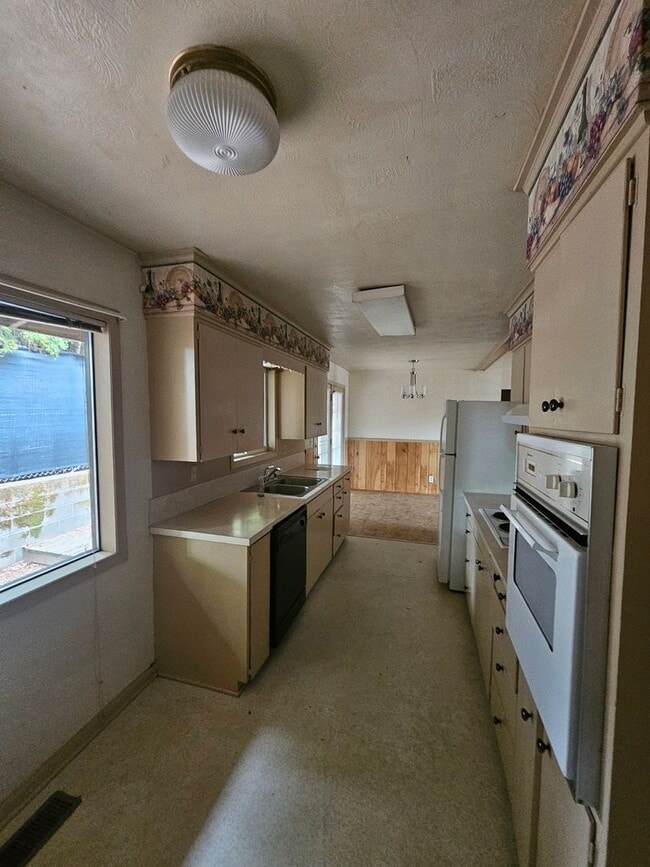 property at 669 Arleta Pl NE