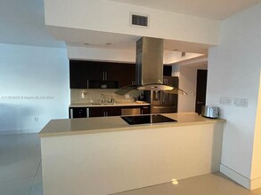 5255 Collins Ave, Unit 4G in Miami Beach, FL - Building Photo - Building Photo