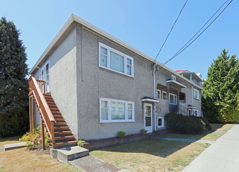 1811 Oak Bay Ave in Victoria, BC - Building Photo